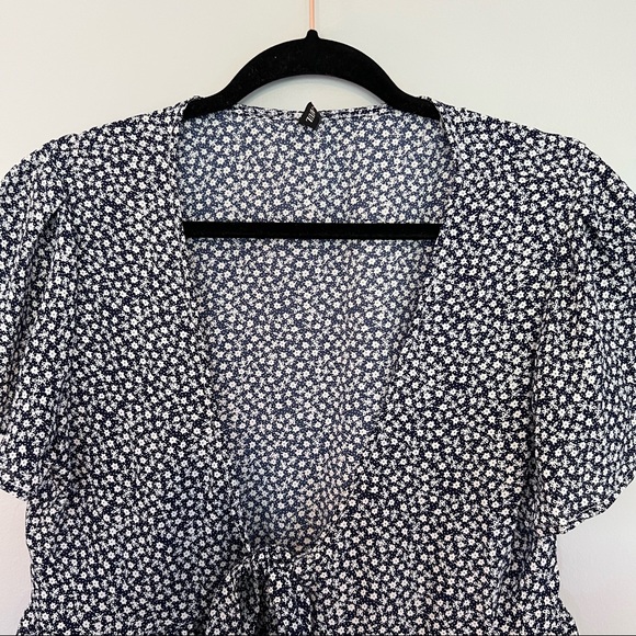 Flower Butterfly Sleeve Plunging Peplum Blouse - Picture 7 of 12